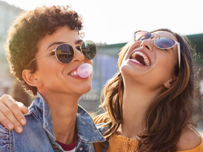 amiche scherzano felici chewing gum