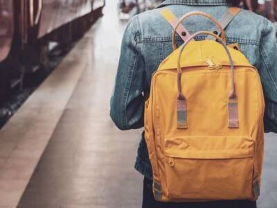 Ragazza stazione treno