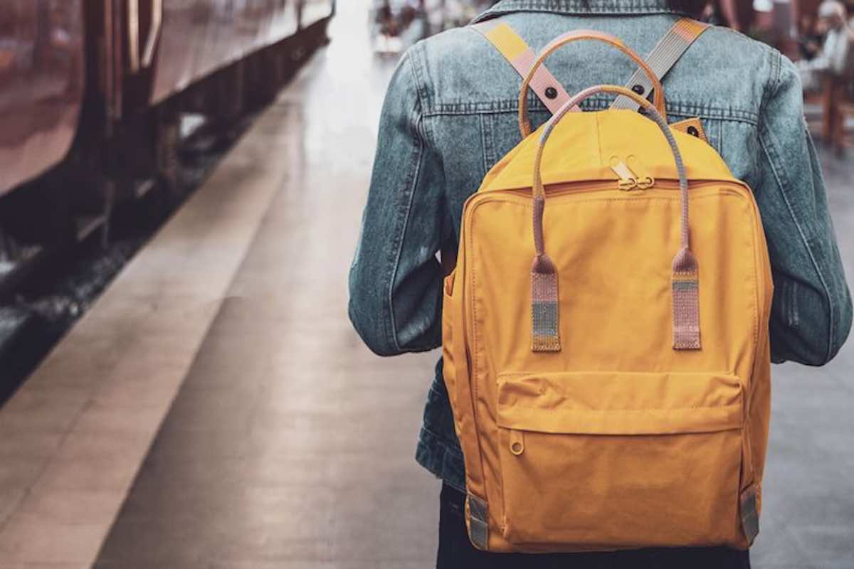 Ragazza stazione treno