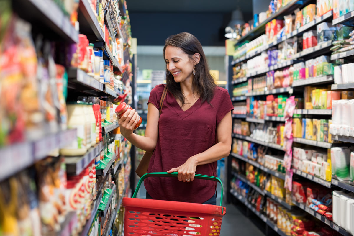 donna spesa cestino supermercato