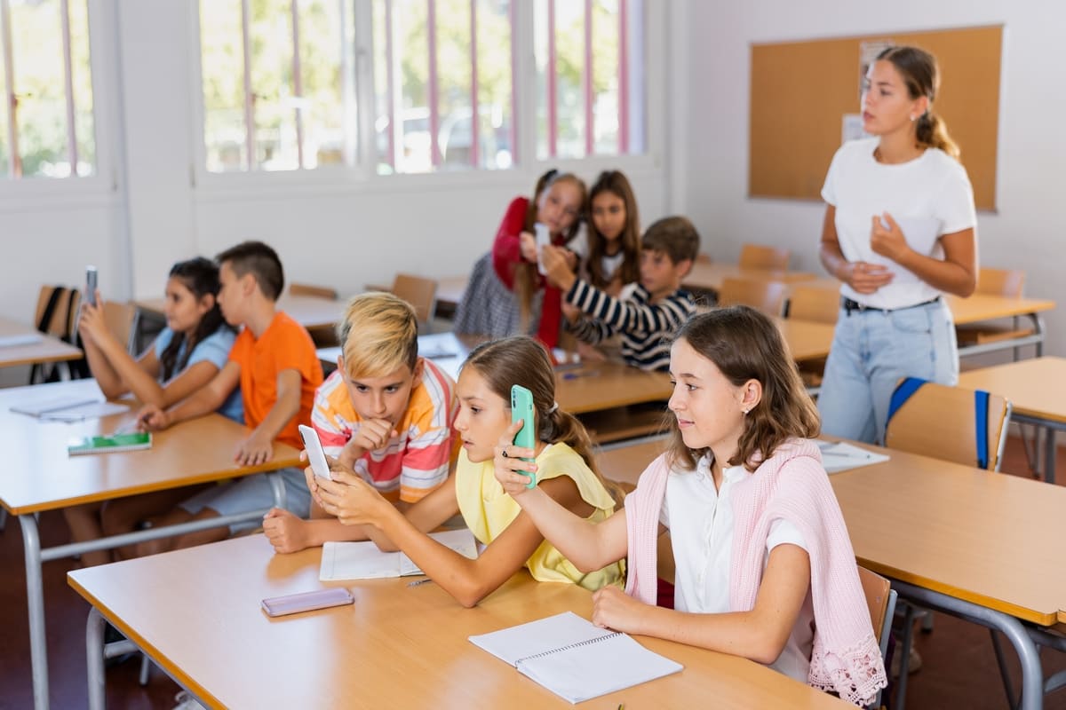 bambini scuola cellulare a lezione