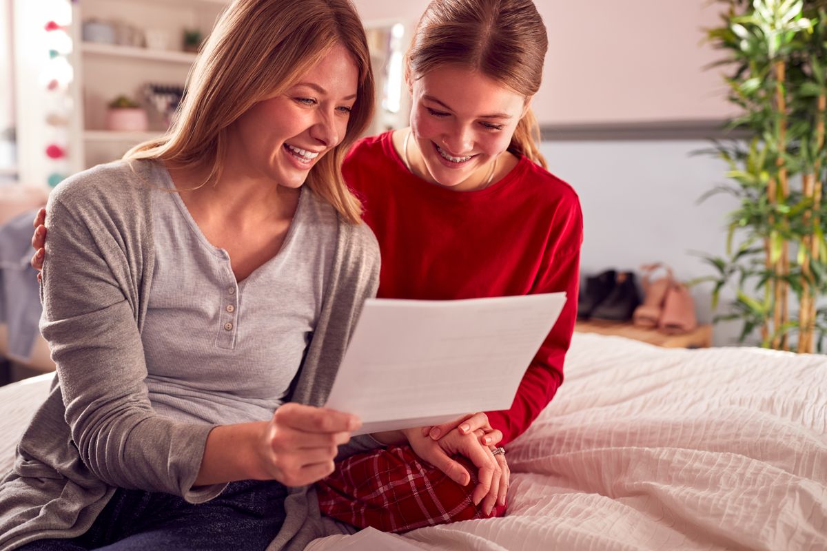 ragazze mamma figlia ridere risate lettera