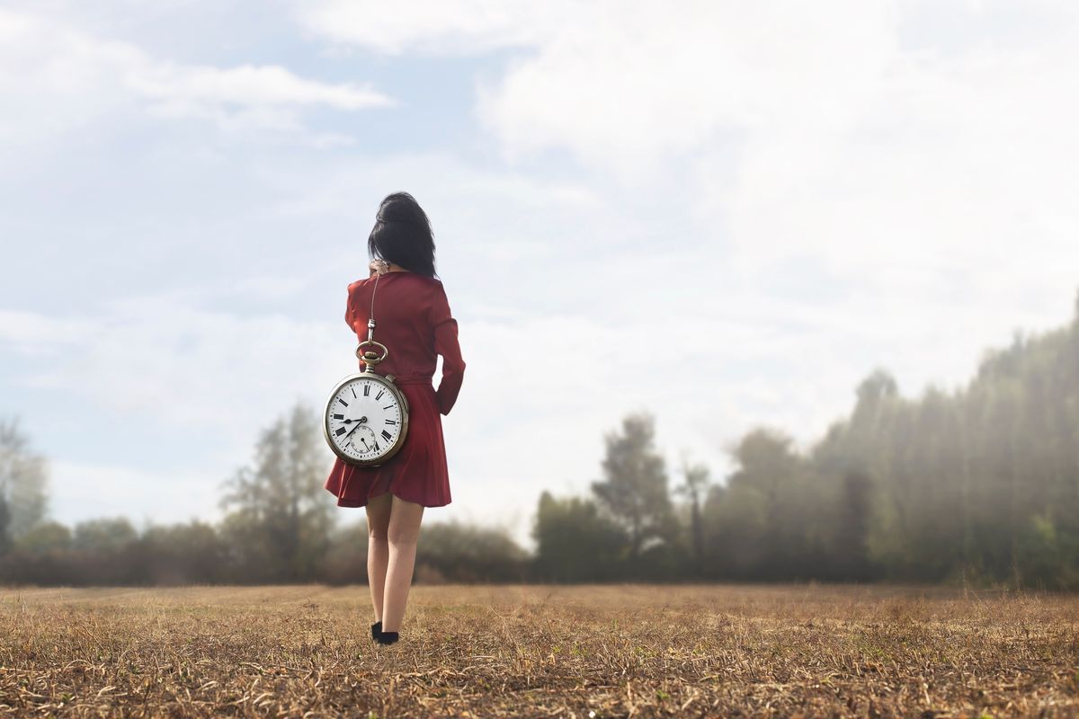 ragazza orologio campo