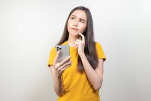 ragazza pensierosa telefono smartphone