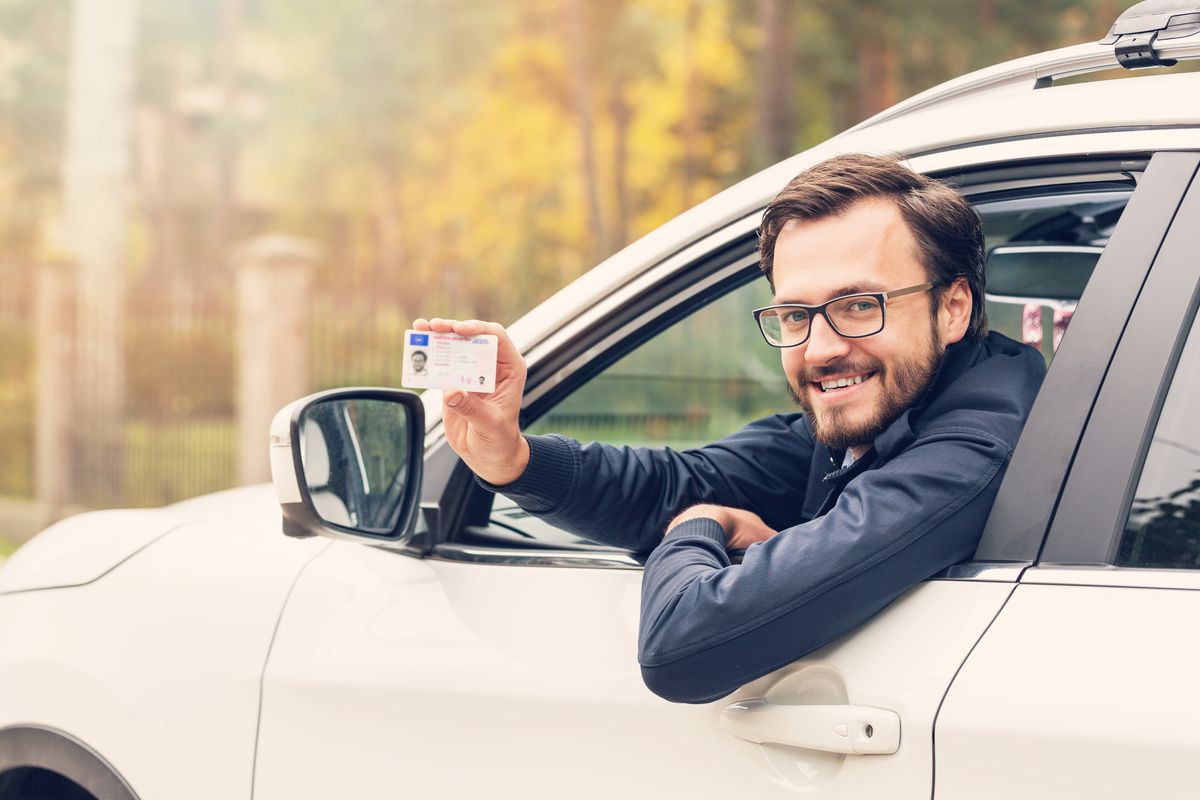 uomo auto guida guidatore patente