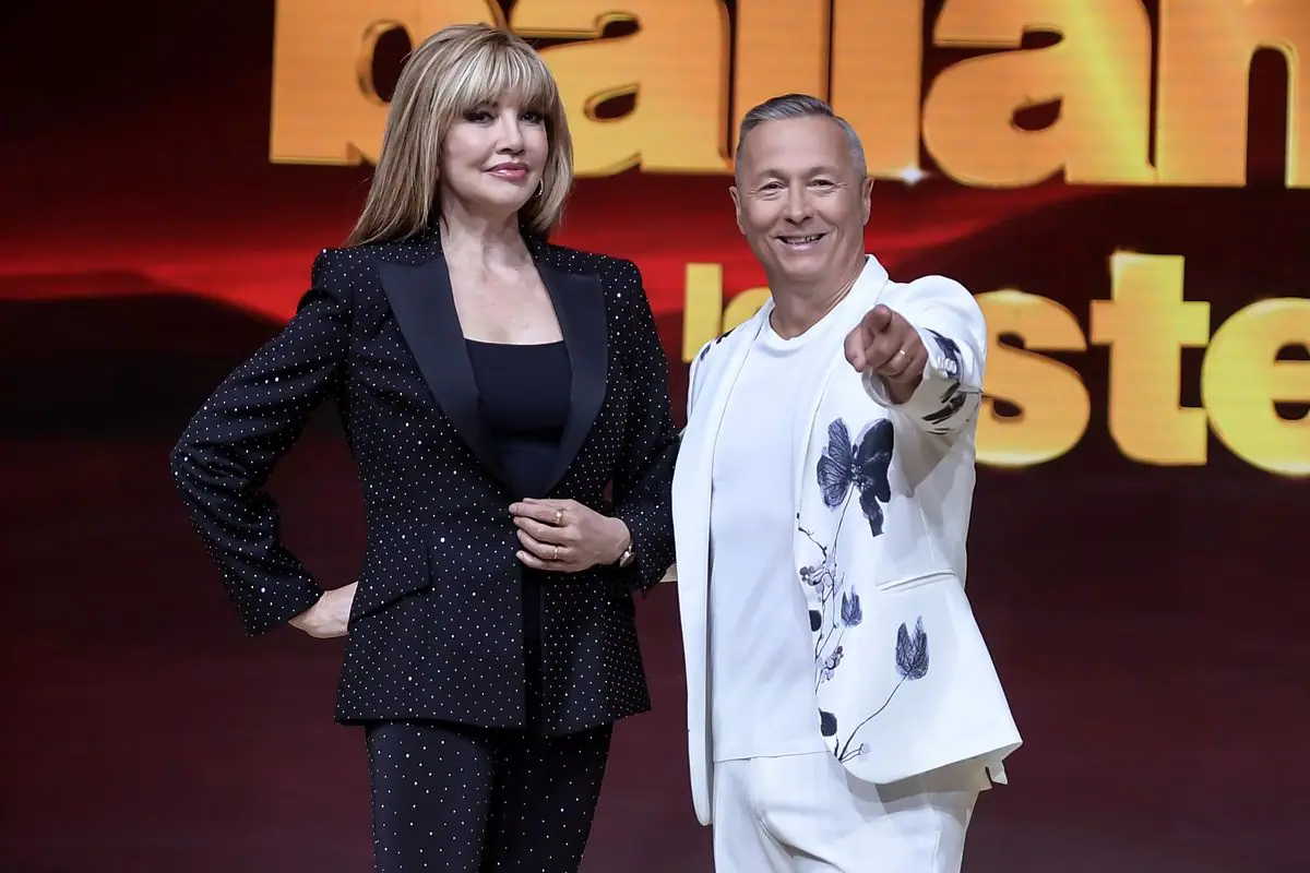 Ballando con le stelle, Milly Carlucci ne ha abbastanza di lui: il gesto in  diretta