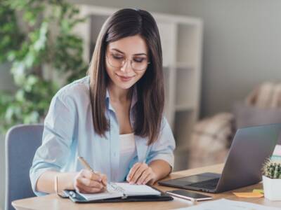 ragazza donna lavoro agenda pc