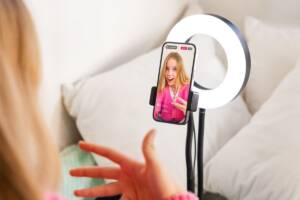 ragazza influencer smartphone video