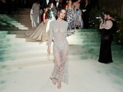 Emily Ratajkowski incanta tutti con le sue trasparenze: la regina del MET gala