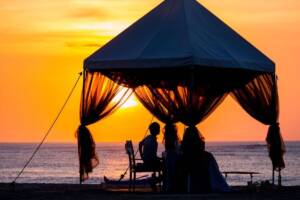 Coppia cena sulla spiaggia al tramonto