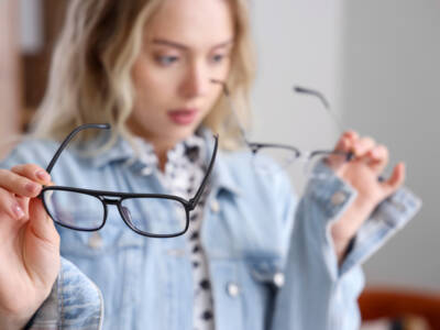 Ragazza prova occhiali da vista montature