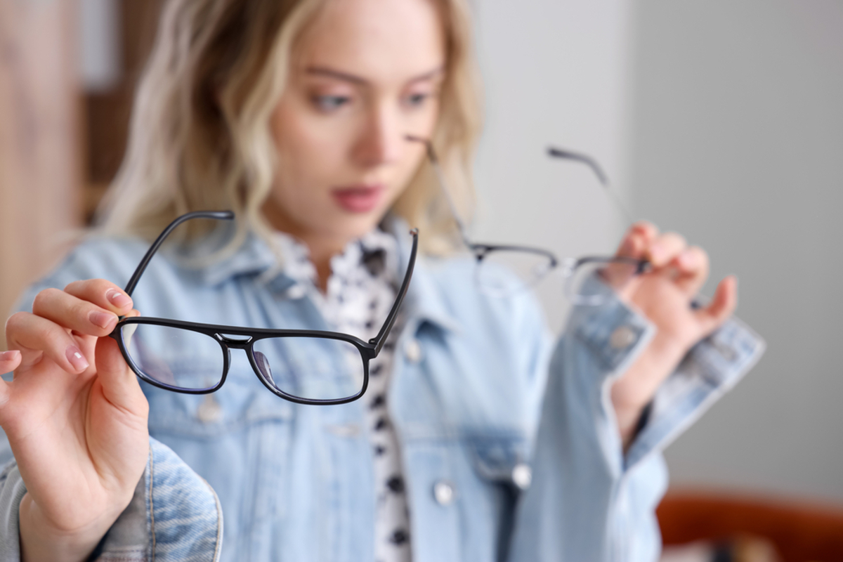 Ragazza prova occhiali da vista montature