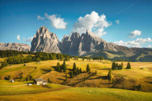 Alpe di Siusi nelle Dolomiti dell'Alto Adige, immersa nella primavera con cielo azzurro