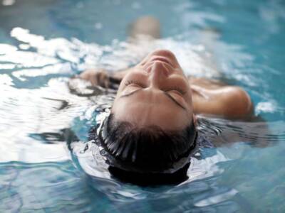 Capelli e cloro in piscina: i migliori consigli per una chioma sana e forte
