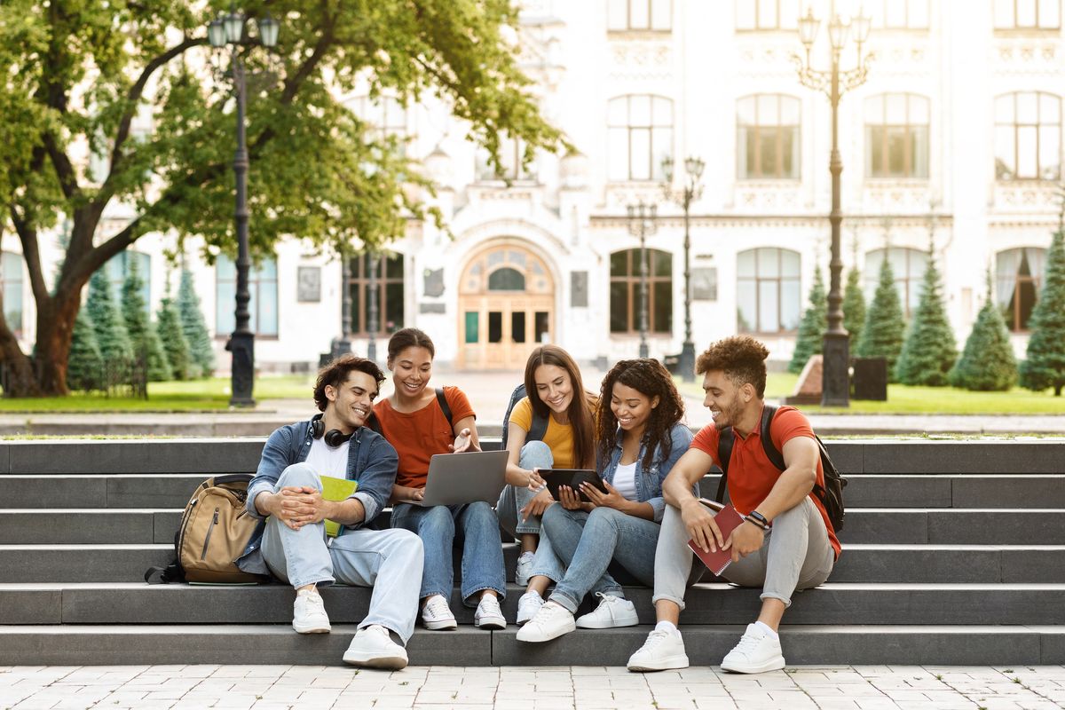 gruppo studenti amici scale studio