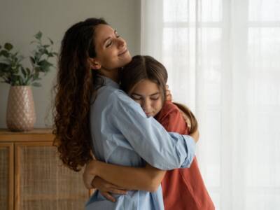 Mamma e figlia che si abbracciano