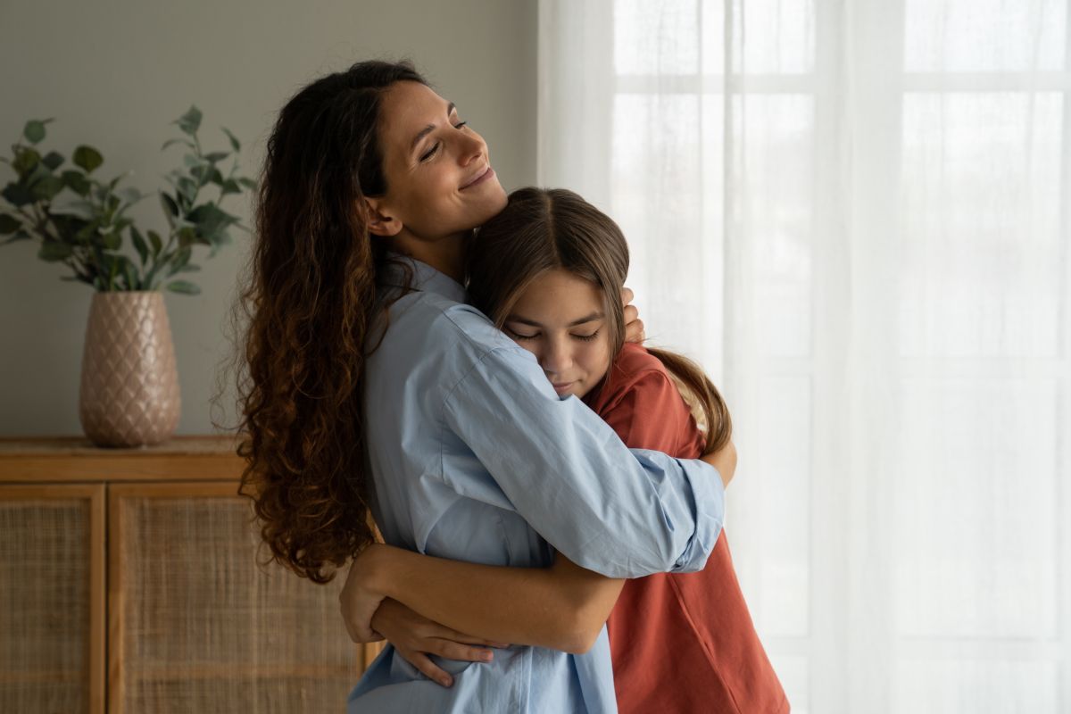 Mamma e figlia che si abbracciano