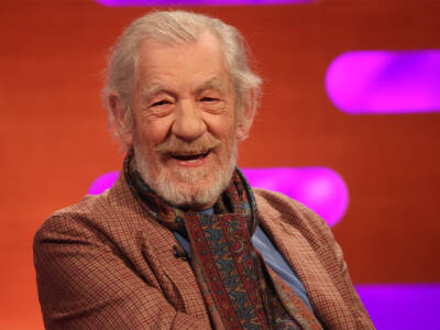 Ian McKellen cade dal palco: preoccupazioni per l’attore britannico