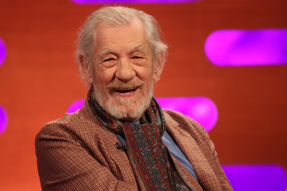 Ian McKellen cade dal palco: preoccupazioni per l’attore britannico