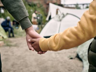 bambini che si tengono per mano