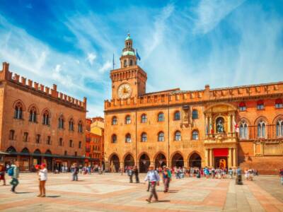 gente che passeggia a bologna in piazza maggiore