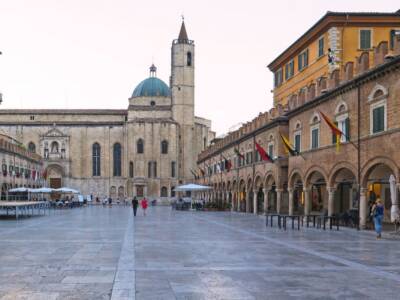 Veduta piazza del popolo ascoli piceno