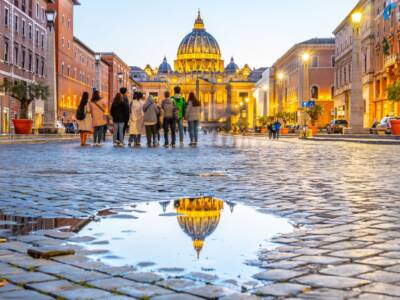 Persone che camminano per piazza san pietro a roma