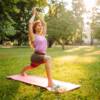 donna che fa yoga al parco