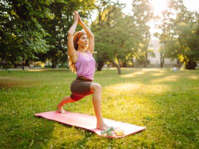 donna che fa yoga al parco