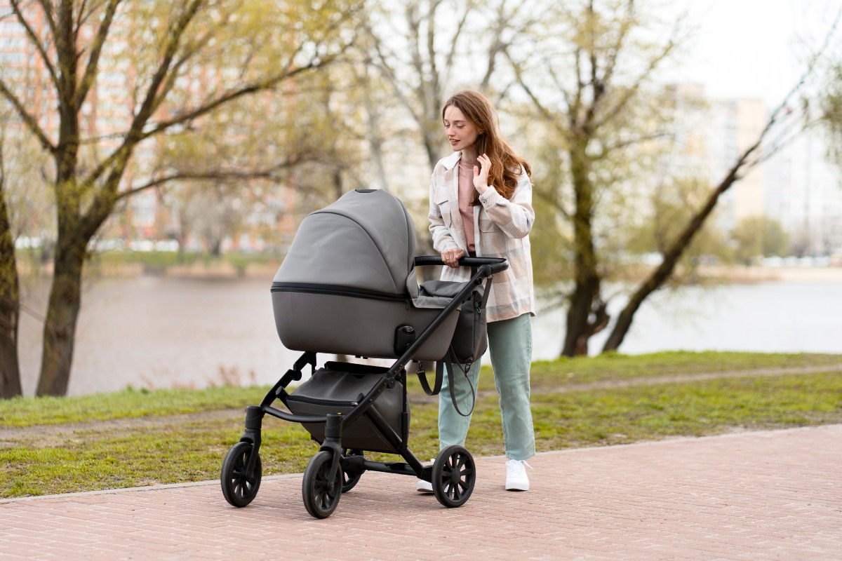 Mamma passeggia con bambino carrozzina