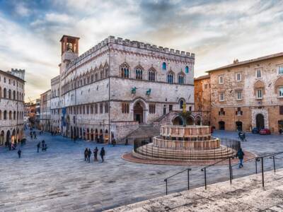 Persone che passeggiano in piazza IV novembre perugia