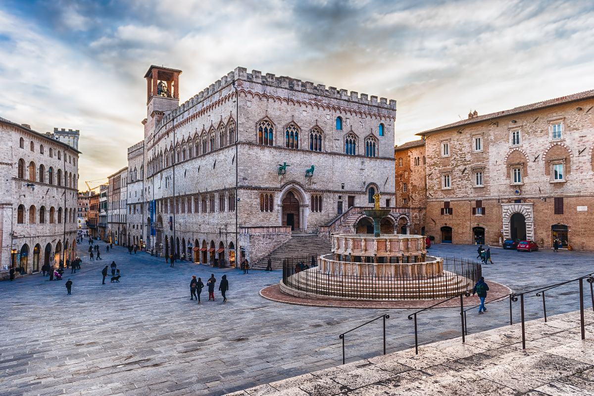 Persone che passeggiano in piazza IV novembre perugia