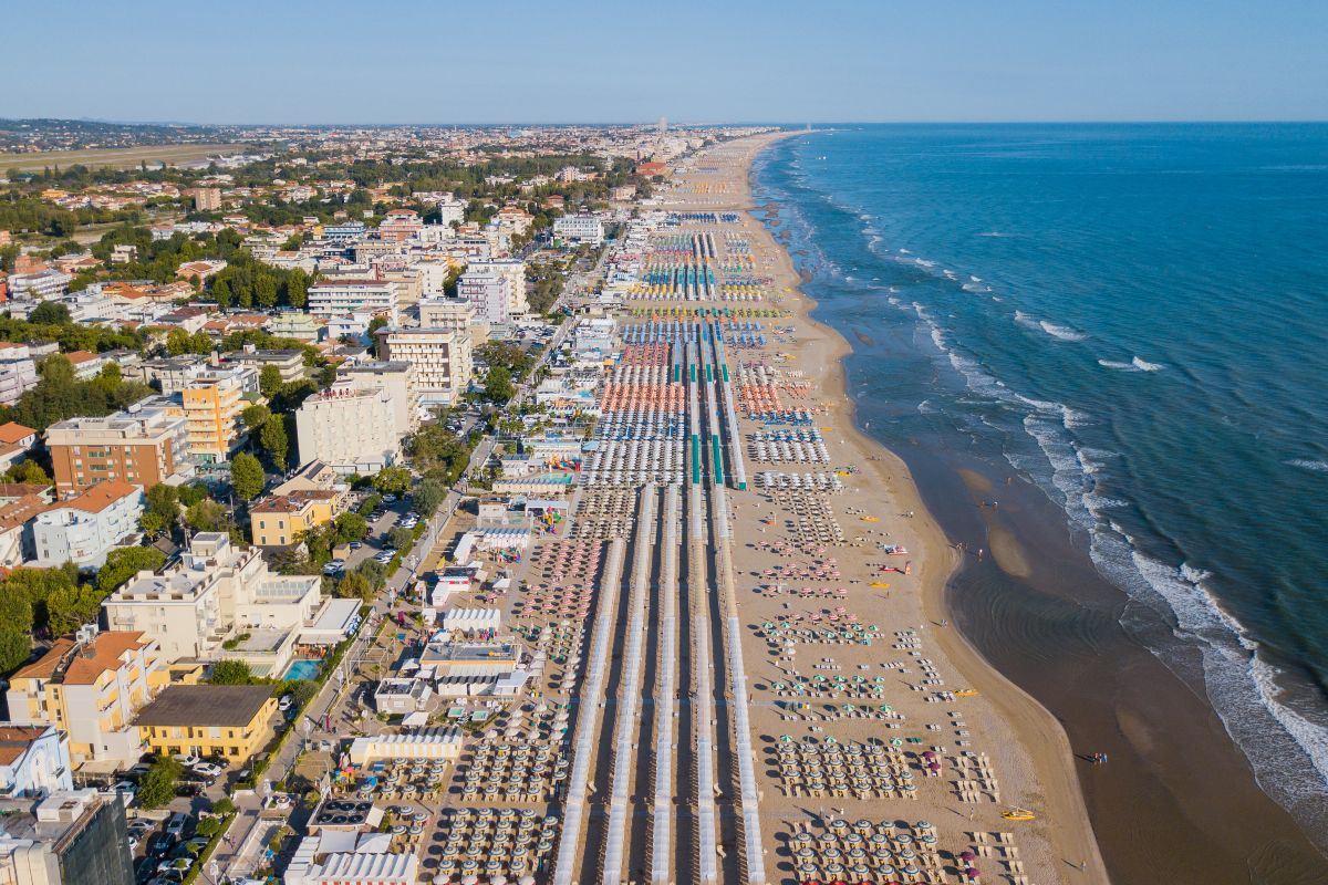 Veduta aerea di una spiaggia in Emilia Romagna