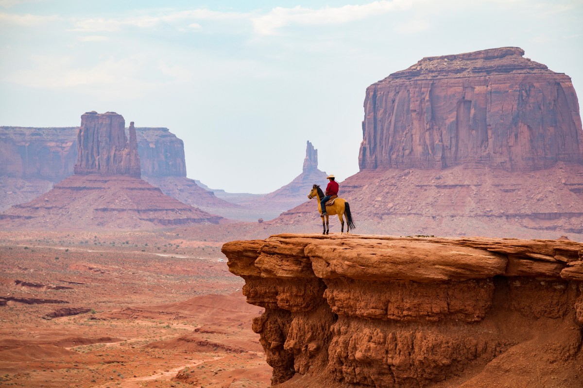 uomo a cavallo che osserva la monument valley