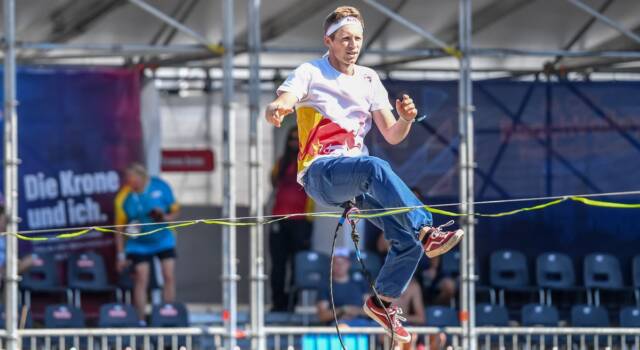 Chi è Jaan Roose, il primo uomo che ha attraversato lo Stretto di Messina su una slackline