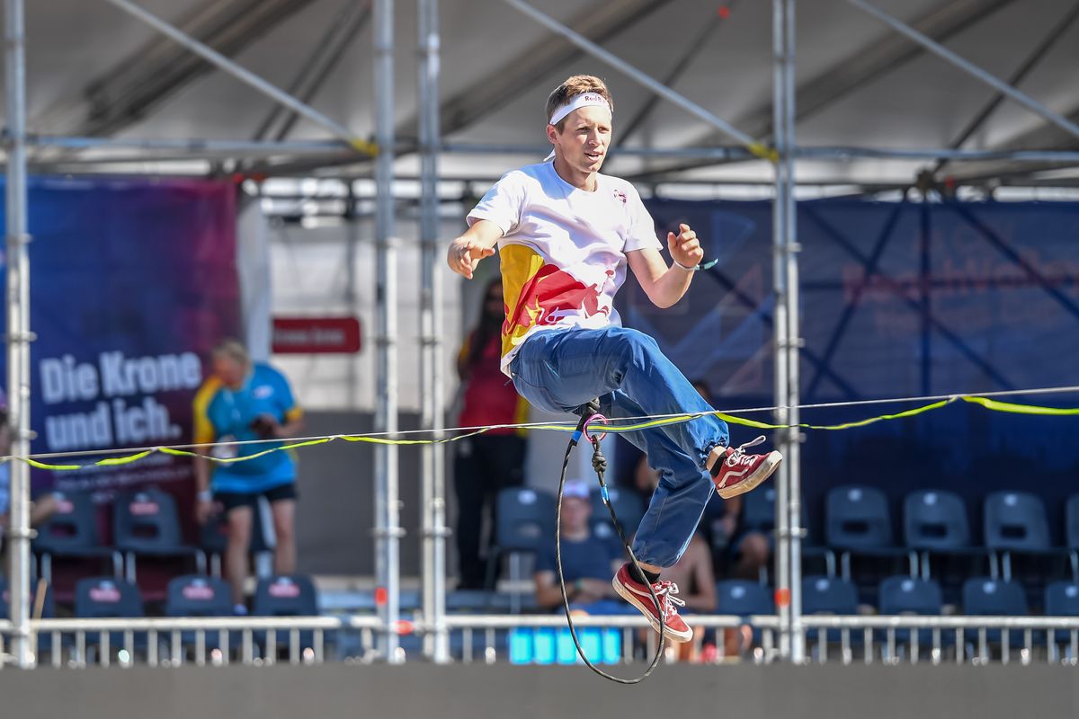 Chi è Jaan Roose, il primo uomo che ha attraversato lo Stretto di Messina su una slackline