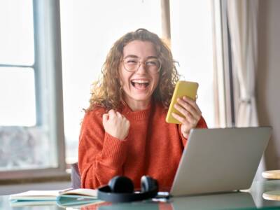 ragazza che esulta al pc