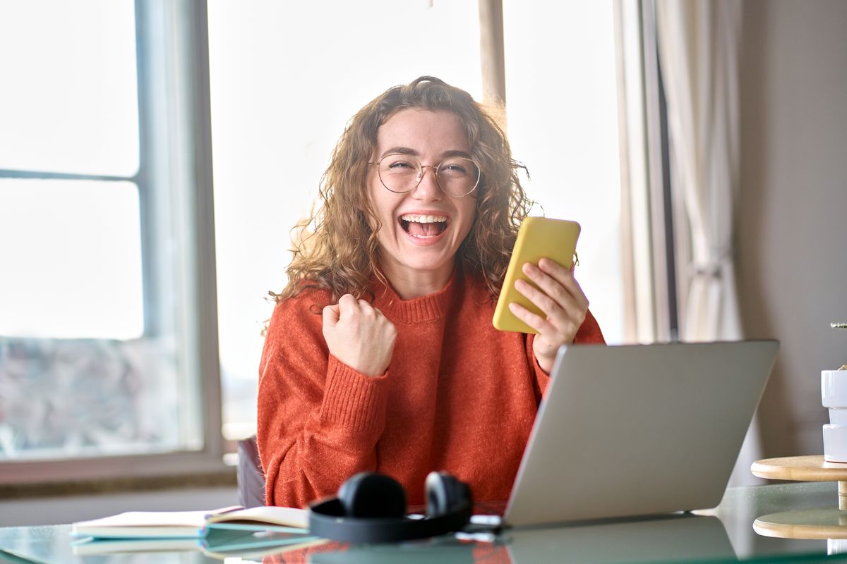 ragazza che esulta al pc