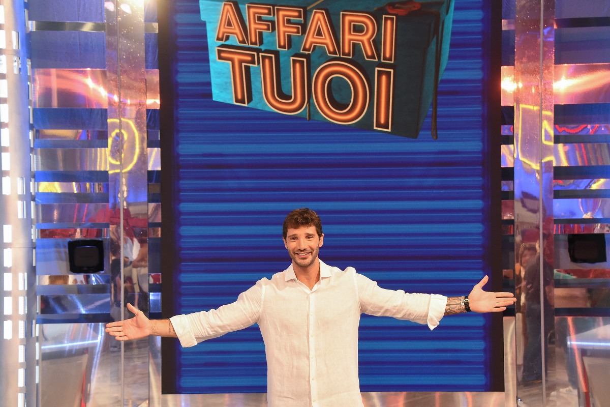 Affari Tuoi, Louis vince 200.000 euro: “Divido con i miei due gemelli”