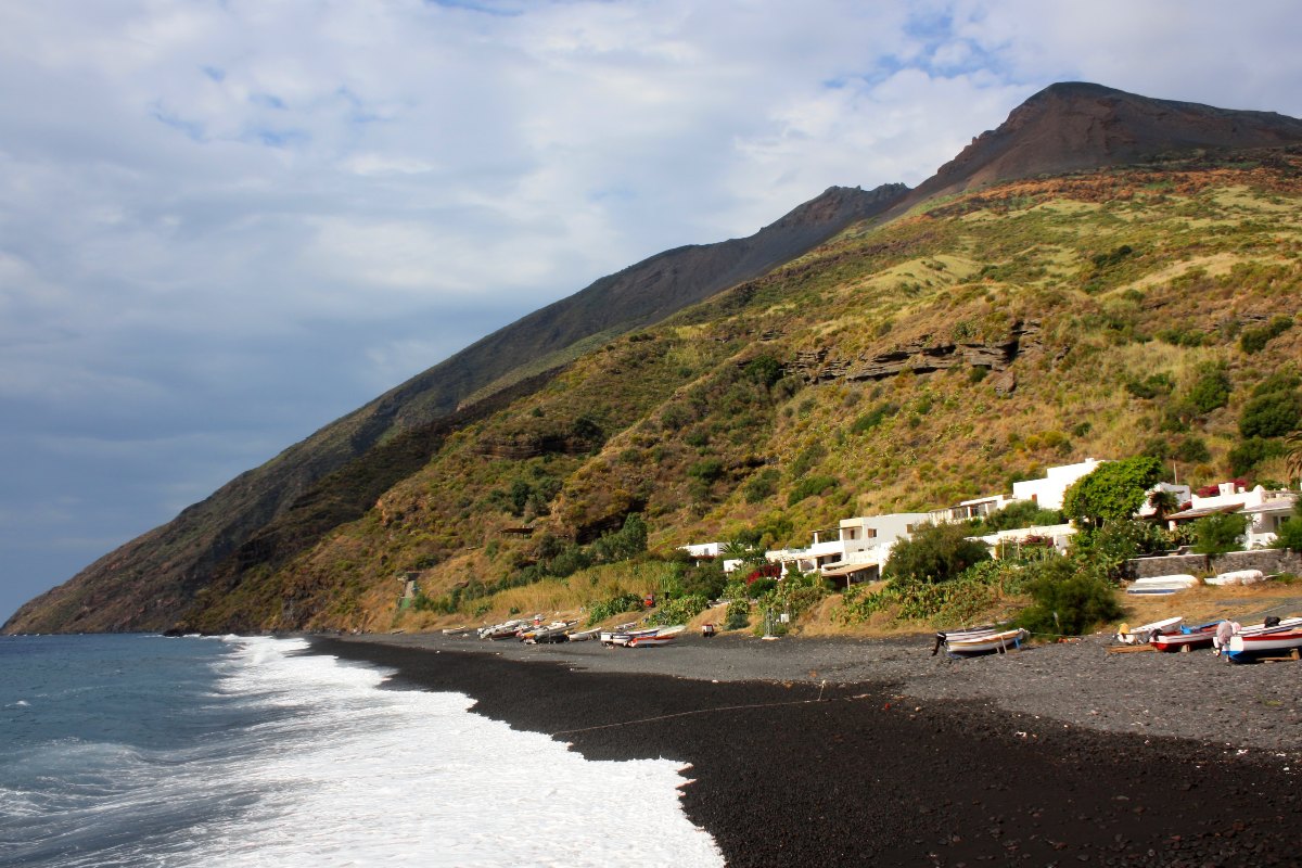 Stromboli, spiaggia e vulcano