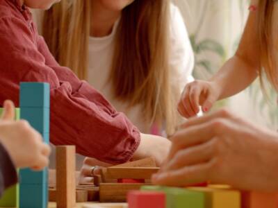 bambini che giocano all'asilo con la maestra