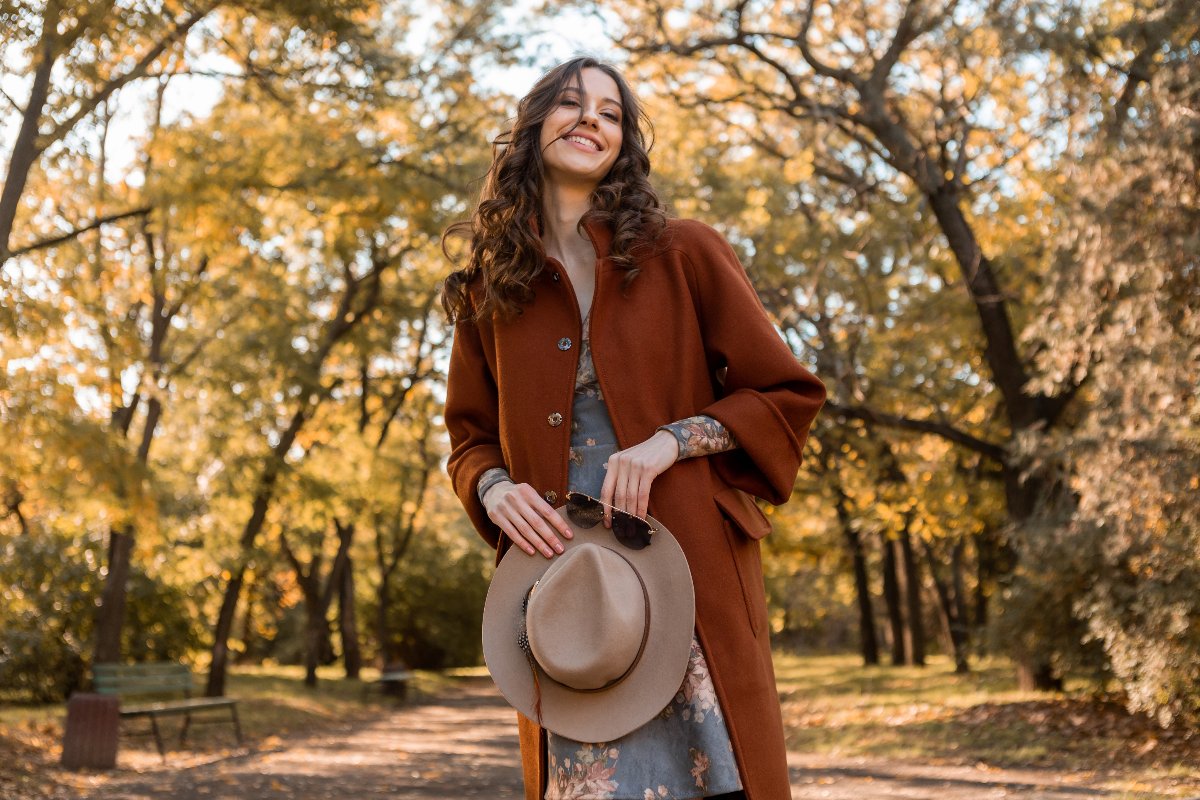 Donna con abito e cappotto autunnale