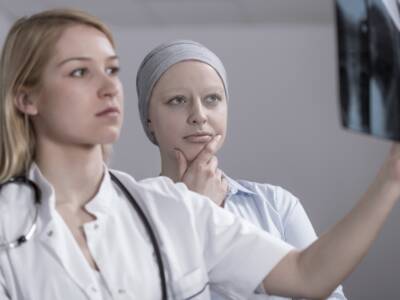 dottoressa con paziente oncologica che analizza referto