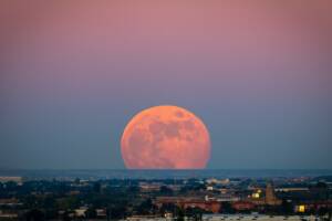 Luna al tramonto sulla città