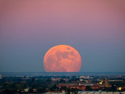 Luna al tramonto sulla città