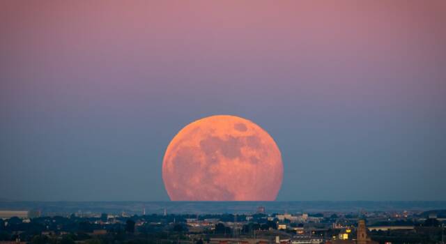 Non solo Superluna, il 18 settembre ci sarà anche un&#8217;eclissi parziale: ecco come ammirarla