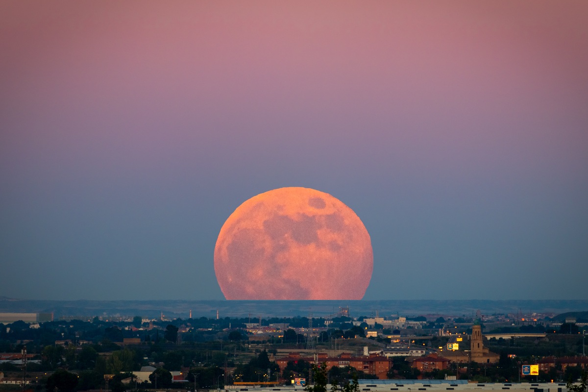 Luna al tramonto sulla città