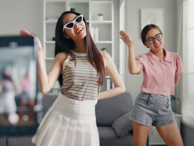 ragazze che ballano davanti allo smartphone per fare un video