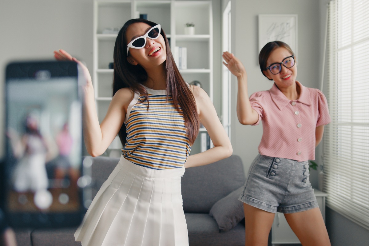 ragazze che ballano davanti allo smartphone per fare un video