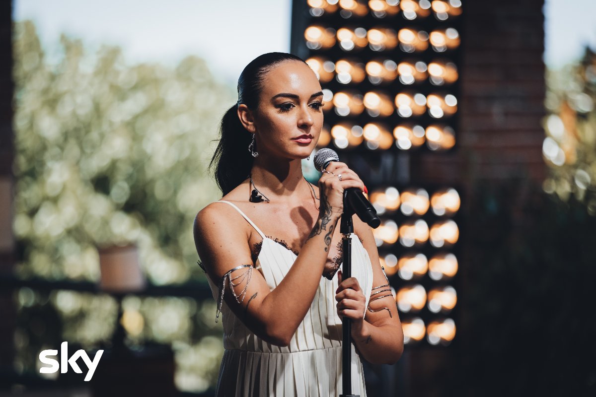 Chi è Laura Fetahu, la cantante di X Factor che ha emozionato Paola Iezzi